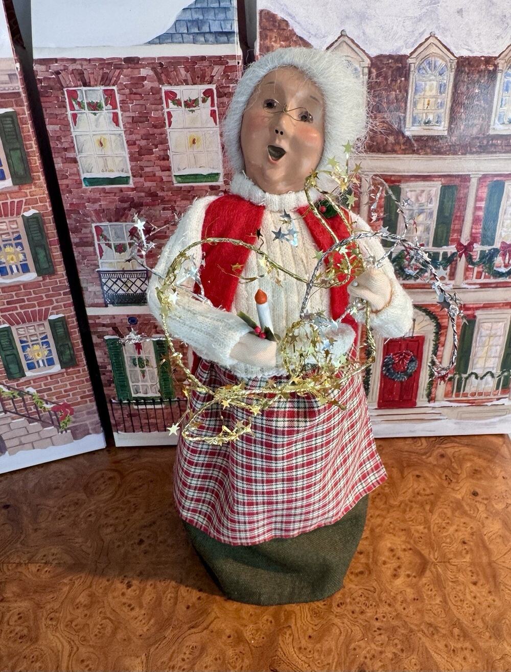 Vintage Byers Choice 1998 Mrs Claus All Wrapped up with Candle and Tinsle
